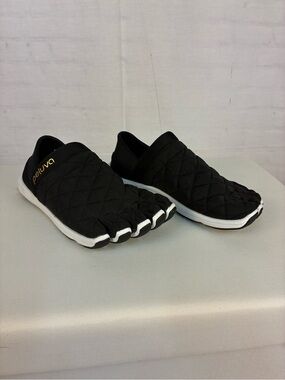 Peluva Zen Quilted Barefoot Sneakers in Black 41